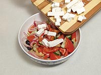 Приготовление греческого салата. Этап 7'